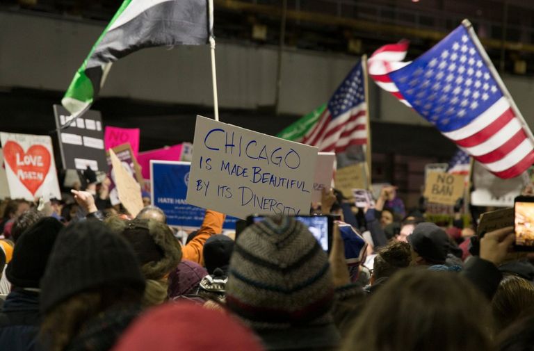 علم الثورة السورية في احتجاجات بمطار شيكاغو 