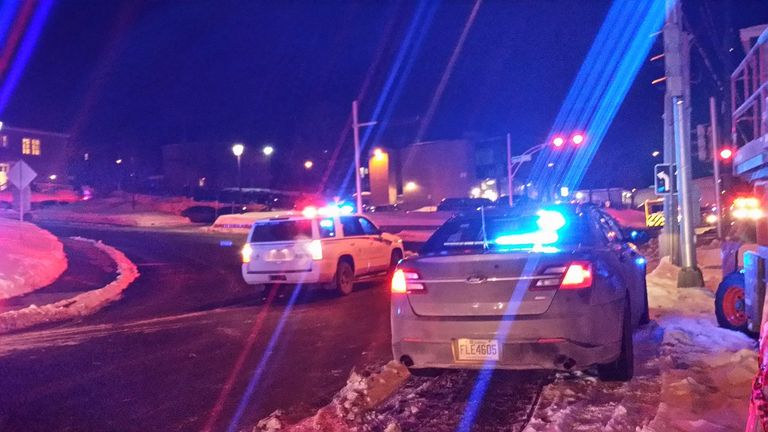 نقل أحد ضحايا الحادث الإرهابي