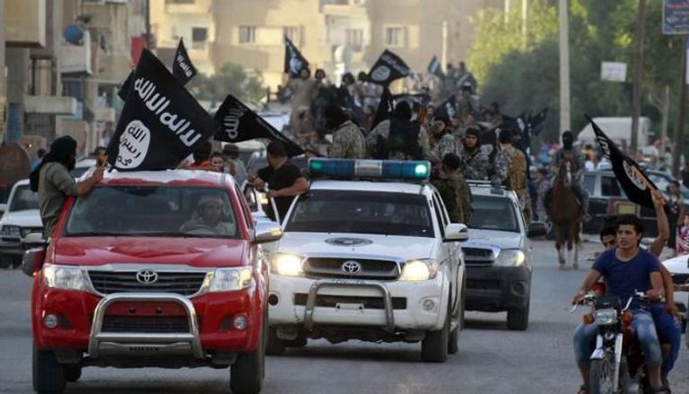 مسلحون من داعش أثناء عرض في الرقة بسوريا