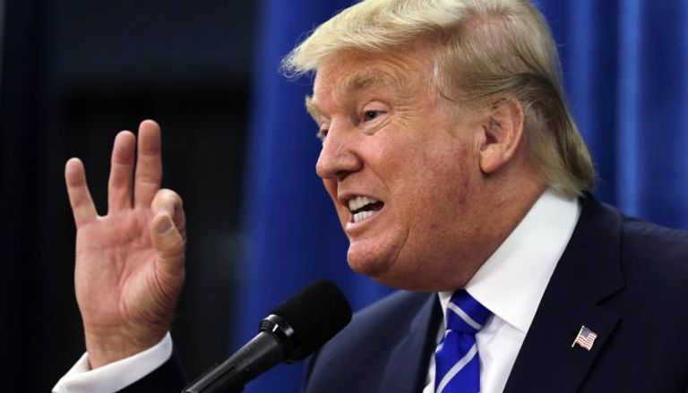 أفراد من مليشيا الحرس يتابعون إطلاق صاروخ في قم