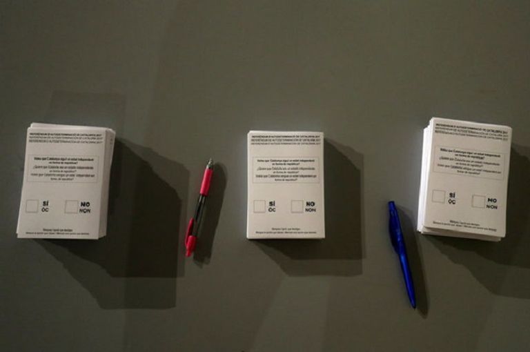 رجل يحمل بطاقات اقتراع الانفصال ..رويترز