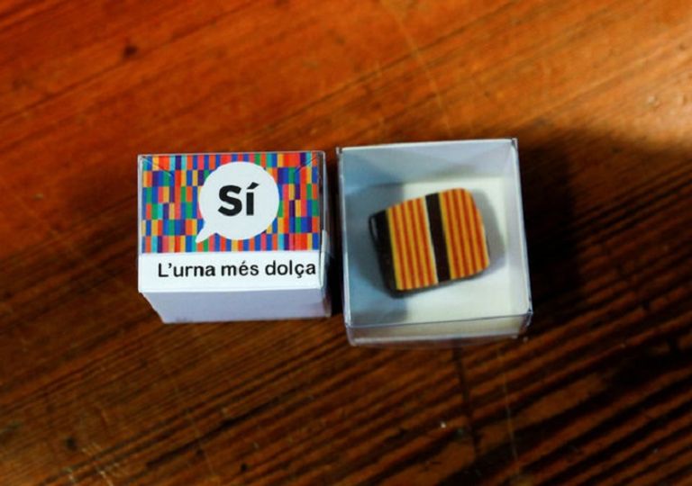 رجل يحمل بطاقات اقتراع الانفصال ..رويترز