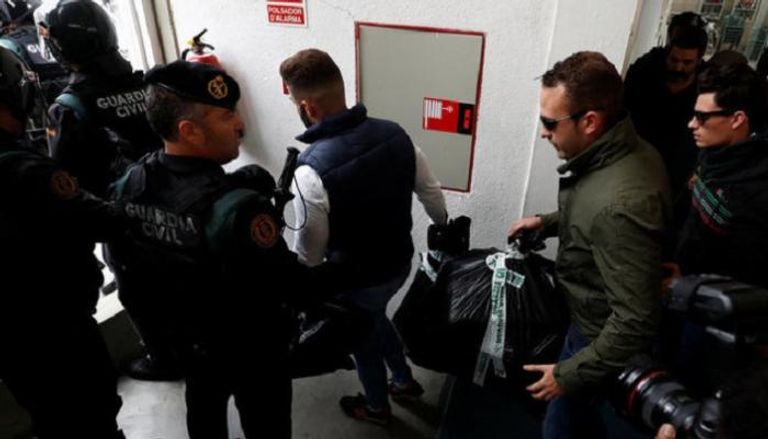 الشرطة تصادر صناديق اقترع في كتالونيا مع بدء التصويت