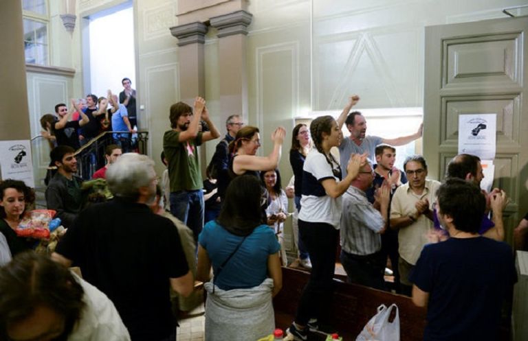 شرطيان يقتربان من مركز اقتراع في كتالونيا عشية استفتاء الانفصال