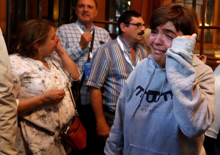 شرطيان يقتربان من مركز اقتراع في كتالونيا عشية استفتاء الانفصال