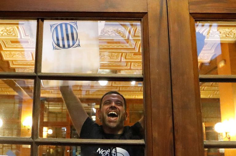 شرطيان يقتربان من مركز اقتراع في كتالونيا عشية استفتاء الانفصال