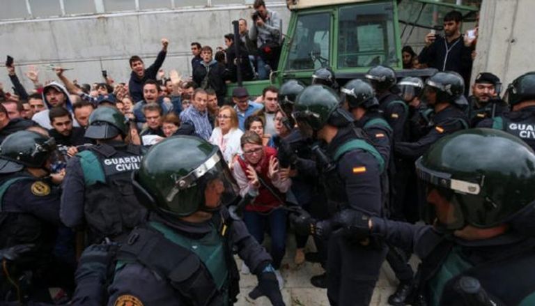 اشتباكات بين عناصر الشرطة ومقترعين كتالونيين