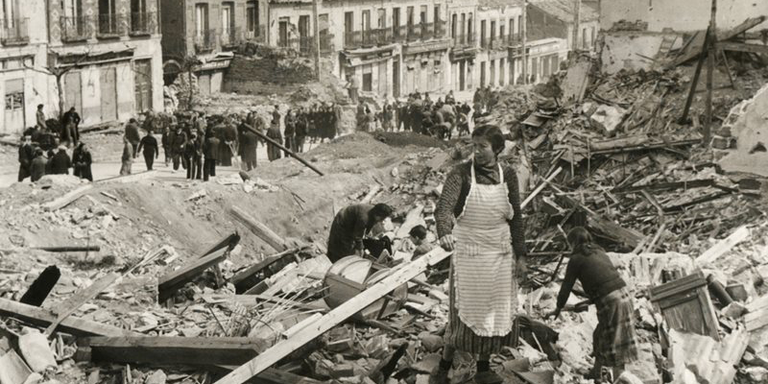 مسؤولو الاستفتاء بكتالونيا يغلقون أحد صناديق الاقتراع (رويترز)