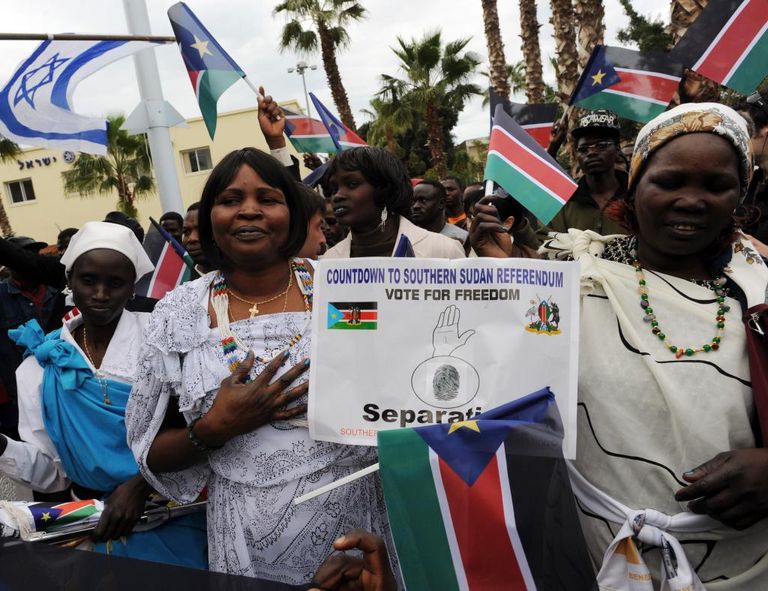 مسؤولو الاستفتاء بكتالونيا يغلقون أحد صناديق الاقتراع (رويترز)