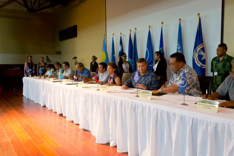 مسؤولو الاستفتاء بكتالونيا يغلقون أحد صناديق الاقتراع (رويترز)