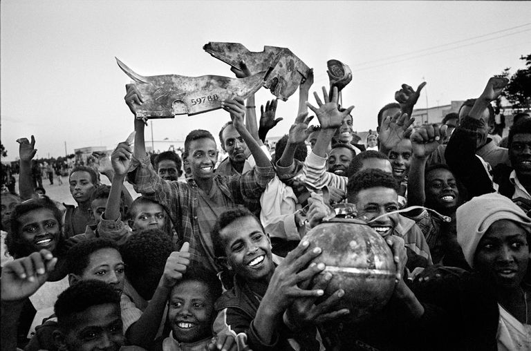 مسؤولو الاستفتاء بكتالونيا يغلقون أحد صناديق الاقتراع (رويترز)