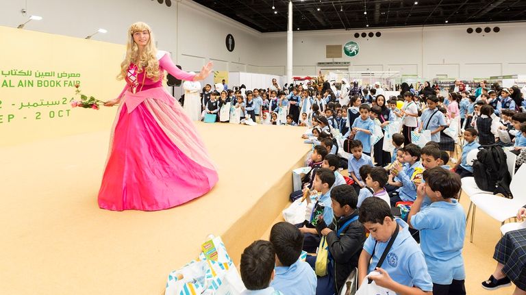 طلاب المدارس في المعرض