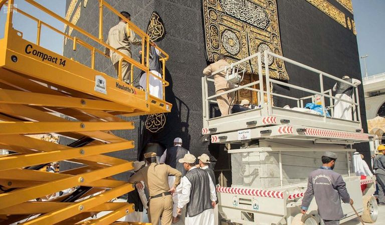 إسدال ثوب الكعبة المشرفة