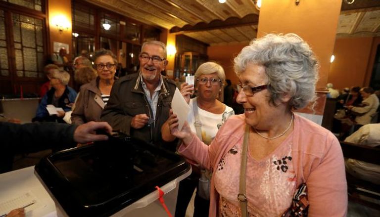 بعض الناخبين أثناء استفتاء كتالونيا - رويترز