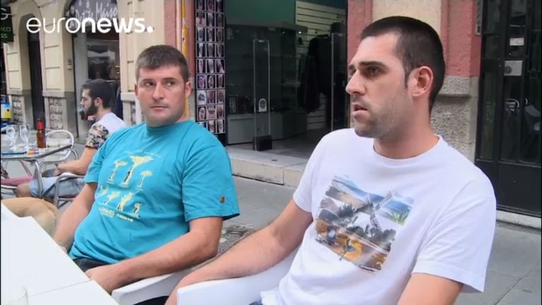 بعض الناخبين أثناء استفتاء كتالونيا - رويترز