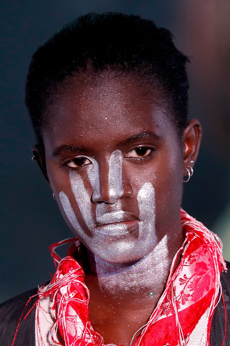 أسبوع الموضة بباريس شهد إطلالات غريبة