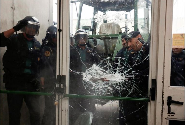 اشتباكات بين الشرطة والمصوتين على استفتاء كتالونيا