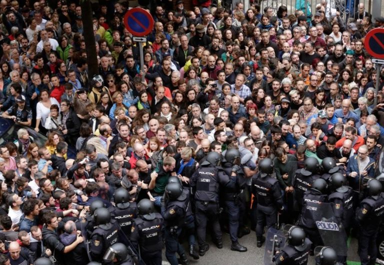 اشتباكات بين الشرطة والمصوتين على استفتاء كتالونيا