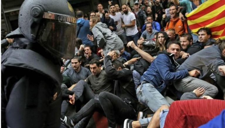 اشتباكات بين الشرطة والمصوتين على استفتاء كتالونيا