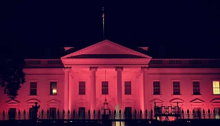 البيت الأبيض يُضاء بالوردي تضامنا مع مريضات سرطان الثدي
