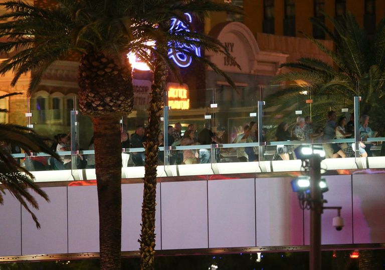 حضور في الحفل الموسيقي يهربون بعد إطلاق النار