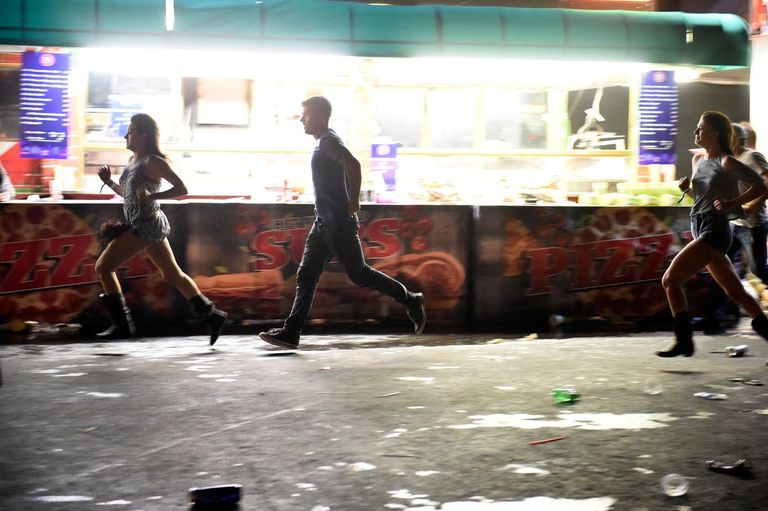 حضور في الحفل الموسيقي يهربون بعد إطلاق النار