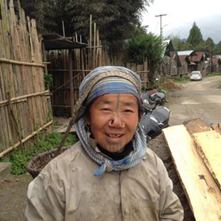 قبيلة هندية تستخدم وشما على الوجه كنوع من توضيح معاملة الزوج