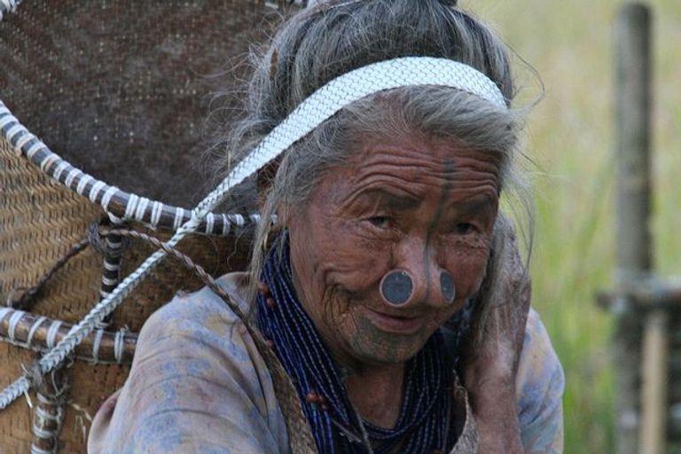 قبيلة هندية تستخدم وشما على الوجه كنوع من توضيح معاملة الزوج