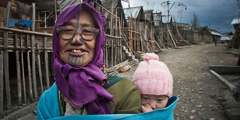 قبيلة هندية تستخدم وشما على الوجه كنوع من توضيح معاملة الزوج