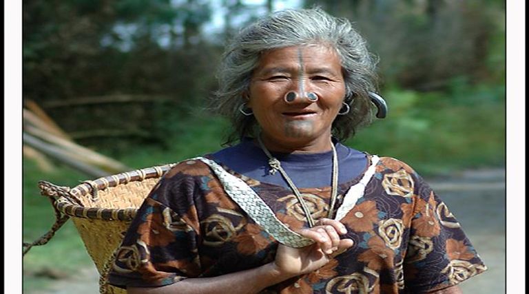 قبيلة هندية تستخدم وشما على الوجه كنوع من توضيح معاملة الزوج