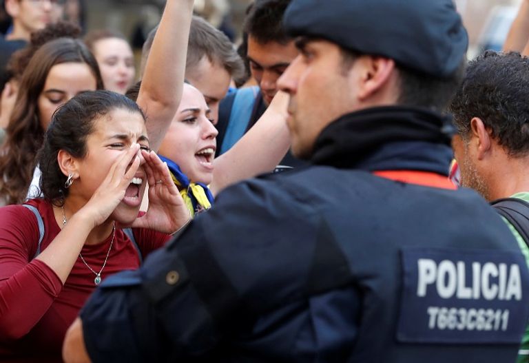 سيدة تصرخ في وجه رجال الشرطة - رويترز