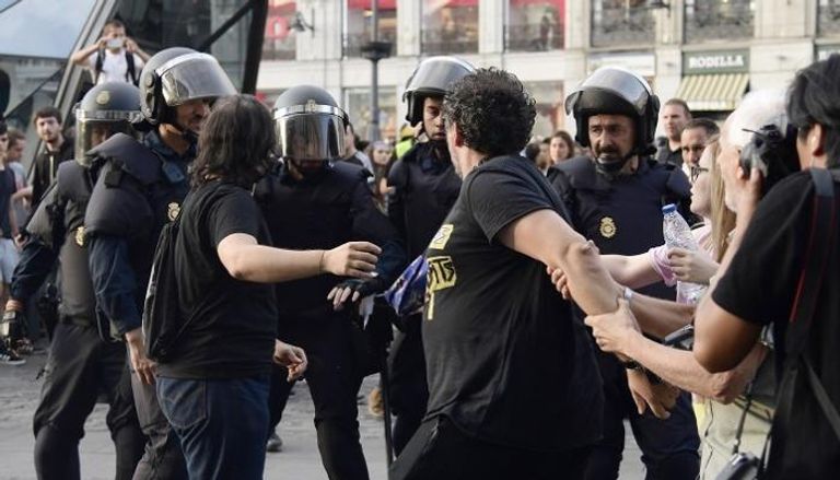 اشتباكات بين الشرطة والمواطنين في كتالونيا - أ. ف. ب