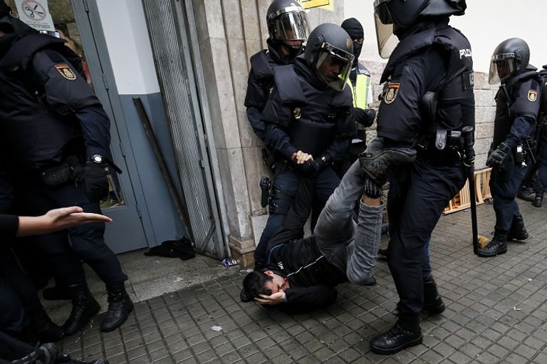 اشتباكات بين الشرطة والمواطنين في كتالونيا - أ. ف. ب