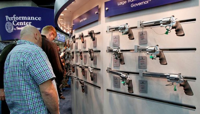 هواة السلاح في معرض للأسلحة بالولايات المتحدة (رويترز)