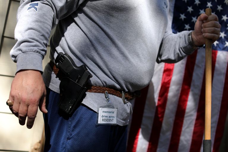 هواة السلاح في معرض للأسلحة بالولايات المتحدة (رويترز)