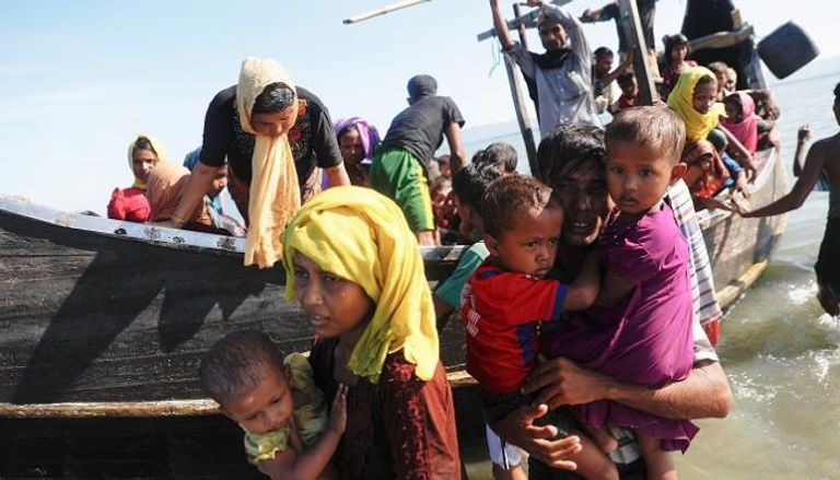 مجموعة من الروهينجا تصل إلى بنجلاديش في مركب صيد- رويترز 