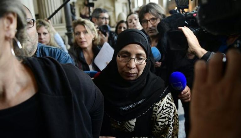 والدة عبدالقادر مراح خلال المحاكمة- أ.ف.ب