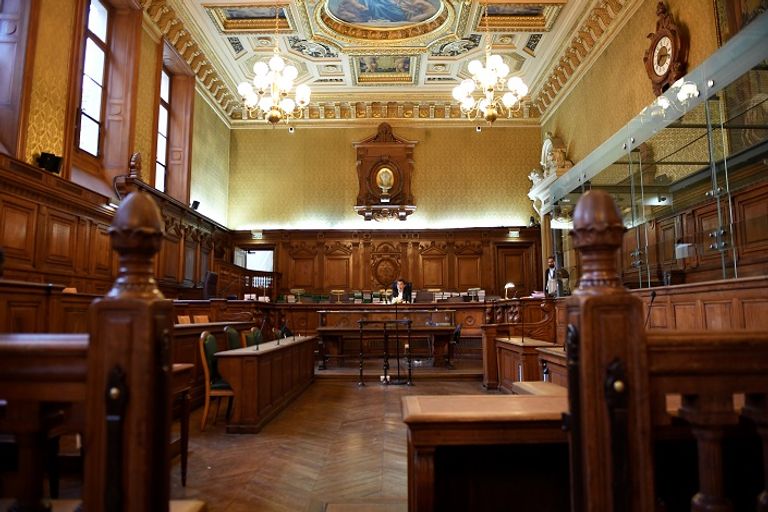 والدة عبدالقادر مراح خلال المحاكمة- أ.ف.ب