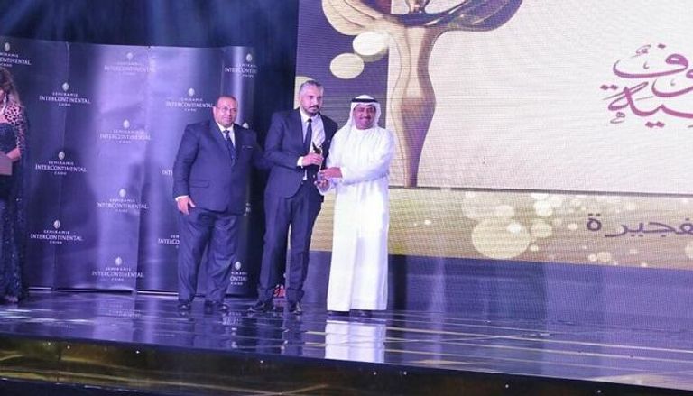 حمدان كرم الكعبي مدير عام هيئة الفجيرة للثقافة والإعلام يتسلم الجائزة
