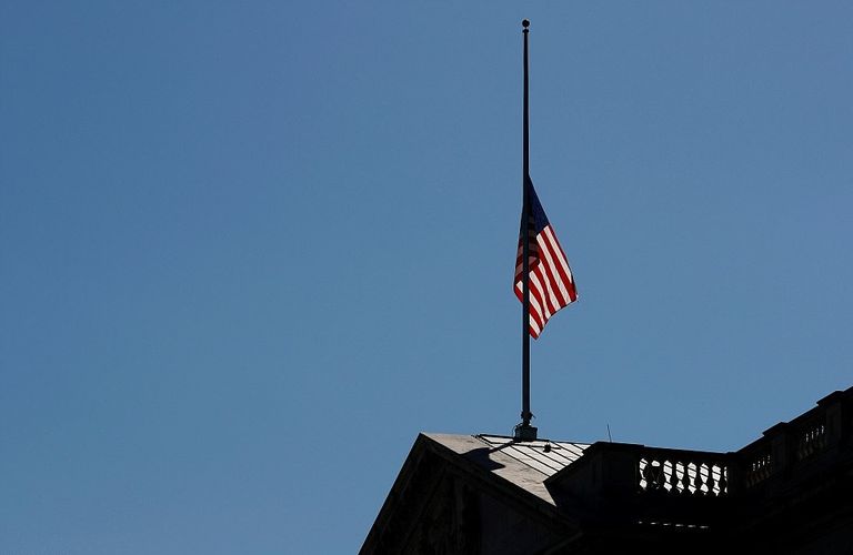 ترامب يشارك موظفي البيت الأبيض للوقوف دقيقة صمت على أرواح الضحايا