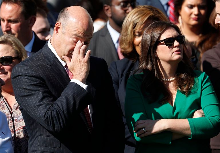 ترامب يشارك موظفي البيت الأبيض للوقوف دقيقة صمت على أرواح الضحايا