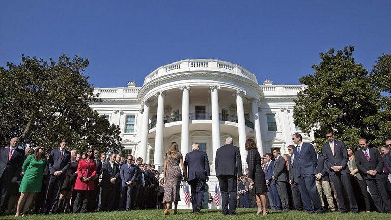 ترامب يشارك موظفي البيت الأبيض للوقوف دقيقة صمت على أرواح الضحايا