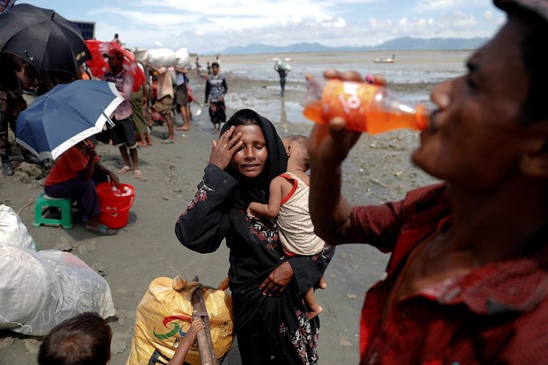 لاجئو الروهينجا يتدفقون على حدود بنجلاديش