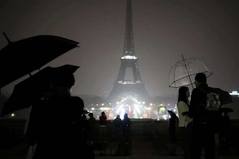 برج إيفل يطفئ أضواءه تضامنا مع ضحايا مارسيليا ولاس فيجاس