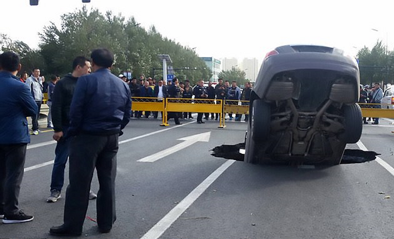 انهيار أرضي مفاجئ يبتلع سيارة