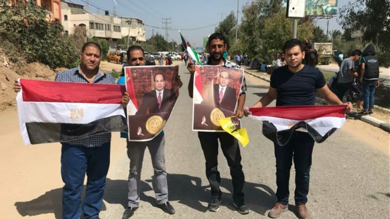 طفل من غزة يقبل صورة الرئيس السيسي