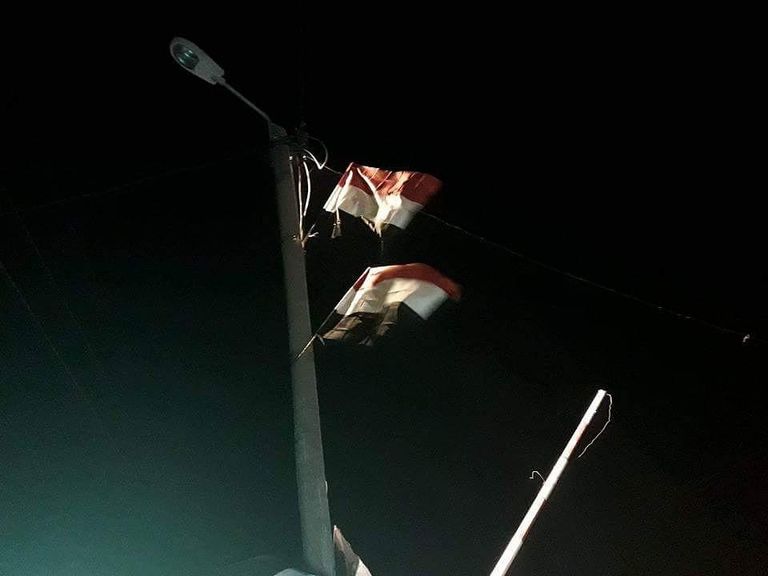 طفل من غزة يقبل صورة الرئيس السيسي