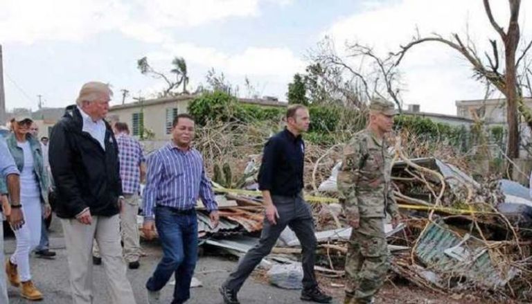دونالد ترامب يتفقد آثار الدمار التي خلفها الإعصار ماريا