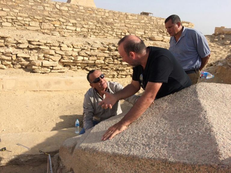 المسلة مصنوعة من الجرانيت الوردي