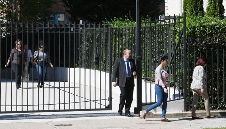 أشخاص يخرجون من السفارة الكوبية فى واشنطن